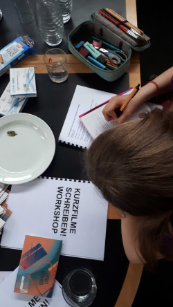 Fleißige Jugendliche beim Workshop
